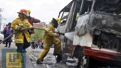 Incendio de autobús en la Libertador dejó al chofer herido
