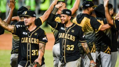 Orlando Arcia remolcó tres y Caracas trepó a la punta