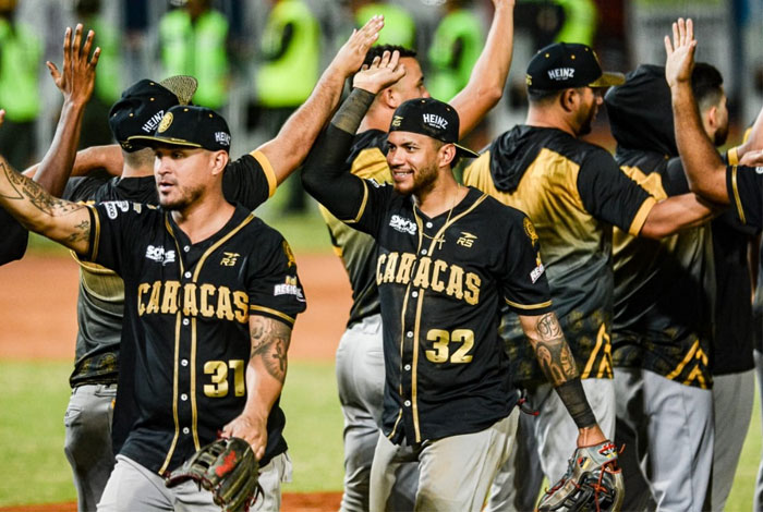 Orlando Arcia remolcó tres y Caracas trepó a la punta