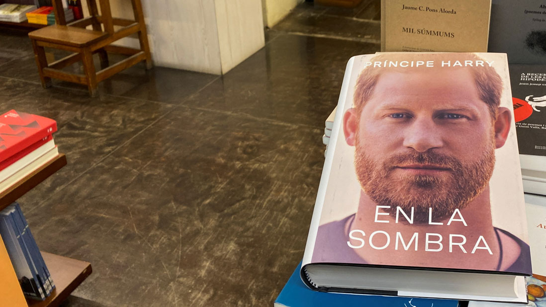 Sale a la venta polémico libro de memorias del príncipe Enrique que preocupa a la corona británica
