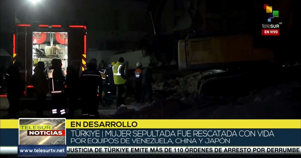 el grupo de rescate de Turquía le entregó la bandera de su nación a los rescatistas venezolanos.