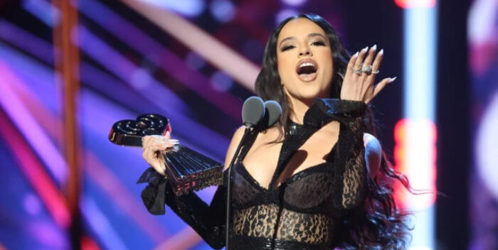 Becky G apareció sin el anillo de compromiso
