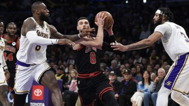 LeBron James dice que rechazó operarse para pelear por los playoffs