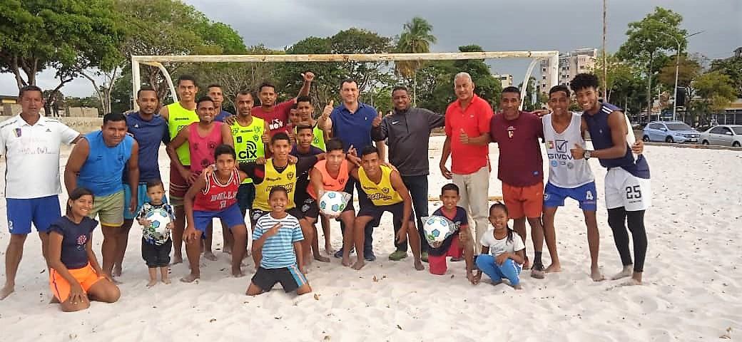 El presidente del Indem, Ovidio González, entrega los implementos deportivos.