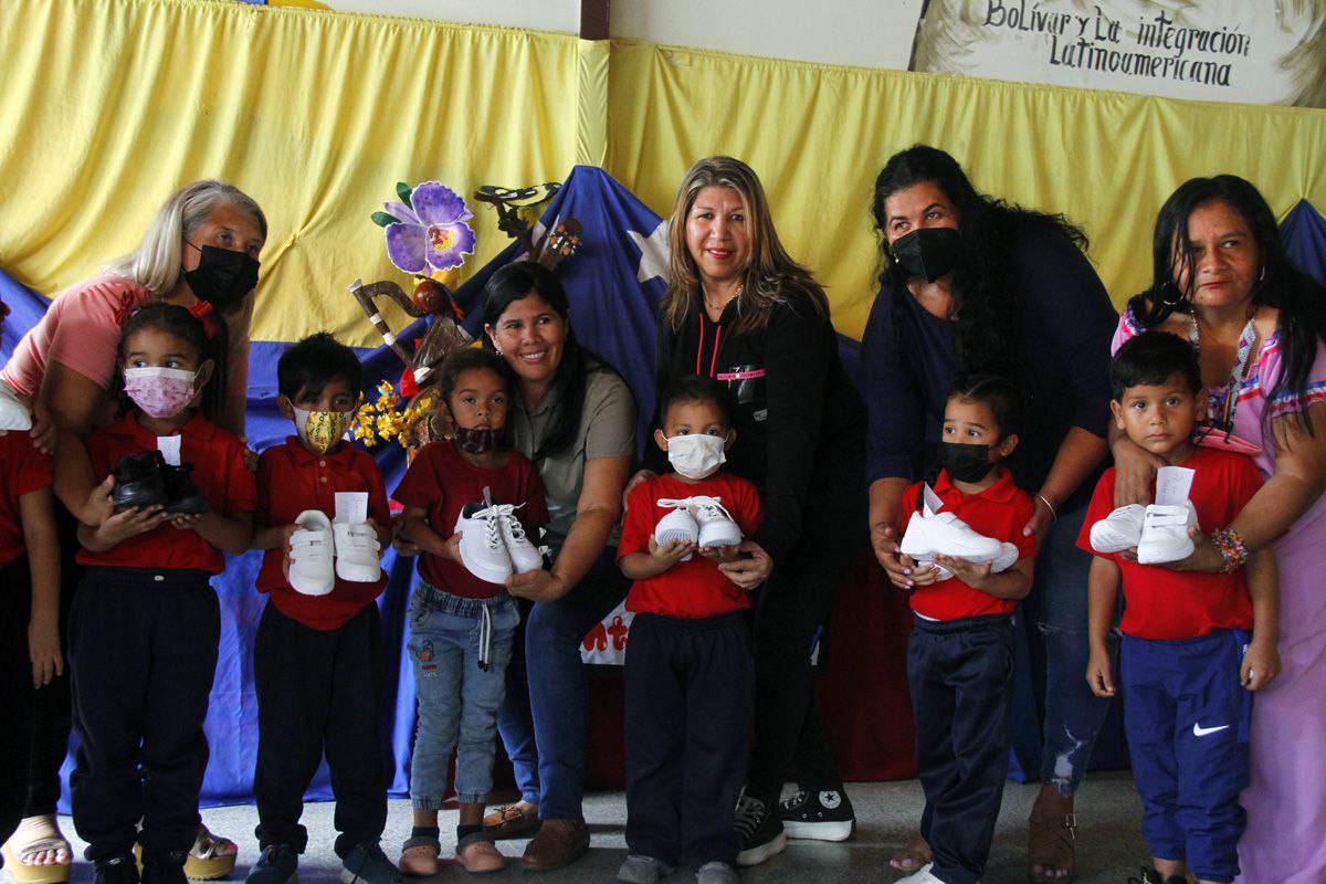 Más de 2 mil estudiantes de La Gran Victoria beneficiados con entrega de calzados