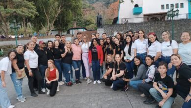 Estudiantes, docentes, padres y representes junto al personal de Corpoturismo e Inatur en Caripe