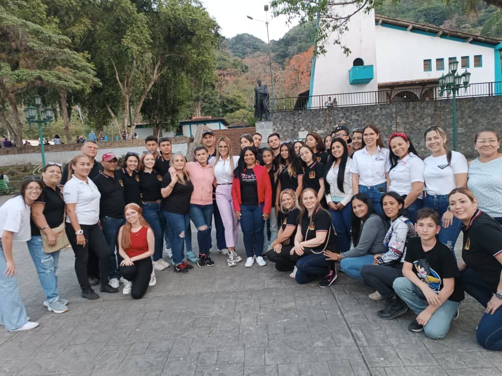 Estudiantes, docentes, padres y representes junto al personal de Corpoturismo e Inatur en Caripe