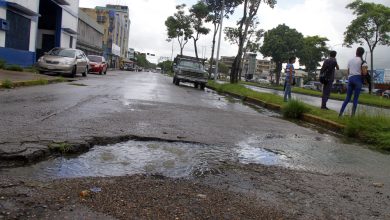 Denuncian desborde de aguas negras en la avenida Raúl Leoni
