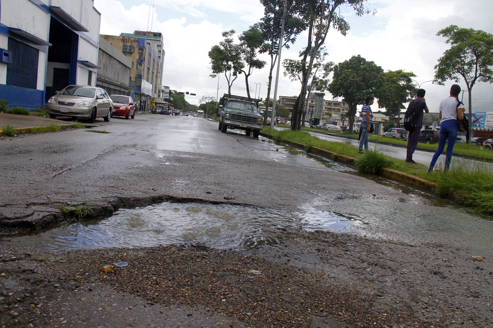 Denuncian desborde de aguas negras en la avenida Raúl Leoni
