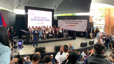 La Comisión Nacional de Primaria (CNP) anunció el cronograma electoral para definir quién será el candidato presidencial unitario de la oposición venezolana. De acuerdo al calendario fijado el 22 de octubre del 2023 será la fecha para realizar las elecciones primarias en el país. En ese contexto, el presidente de la CNP, Jesús María Casal, señaló que "a partir de este momento la primaria requiere mucho más de la cooperación de todos. Con este anuncio colocamos la primaria completamente en manos de la gente". Del mismo modo, instó a que la sociedad democrática a que "debe apropiarse de las primarias". Casal, también explicó que se desarrollará un periodo para el registro preliminar de candidatos. "Esta es una fase para definir el aporte y observar qué ocurre con el programa mínimo de Gobierno", dijo. A continuación el cronograma de la Comisión Nacional de Primaria: 28/02 al 19/03: Designación, instalación y juramentación de las juntas regionales de la Comisión Nacional de Primaria. 27/03 al 21/04: Invitación a Veedores u Observadores Nacionales e Internacionales. 24/04: Publicación de reglamento e instructivos del proceso. 08/05 al 23/05: Registro preliminar de precandidatos. 24/05 al 23/06: Postulaciones. 10/07: Publicación de actas de cierre de postulaciones. 03/04 al 30/04: Determinación del registro base para la elección primaria. 24/07: Publicación del registro electoral definitivo. 30/07: Publicación de tabla de centros y tabla de mesa definitiva. 01/05 al 31/07: Publicación de miembros de mesa. 01/08 al 10/09: Asignación de miembros de mesa. 11/09 al 15/10: Acreditación de miembros de mesa y testigos. 22/08 al 20/10: Campaña electoral. 18/09 al 08/10: Conversatorios o debates entre candidatos organizados por la CNP. 22/10: Elección primaria. En el acto estuvieron presentes los representantes diplomáticos de Japón, Chile, Francia, España, Suiza, Unión Europea, Alemania, Portugal, Perú, Países Bajos, Italia y Polonia. Por otro lado, Casal advirtió que la Comisión Nacional de Primaria no le rinde cuentas a partidos ni a la Plataforma Unitaria. Además, añadió que la reciente designación de la Comisión Técnica conjunta con el Consejo Nacional Electoral (CNE) deberá defender las exigencias de utilización de centros de votación para estos comicios y jornadas especiales de Registro Electoral.