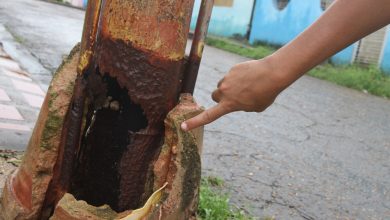Vecinos en riesgo por poste a punto de caer en Colinas de Paramaconi