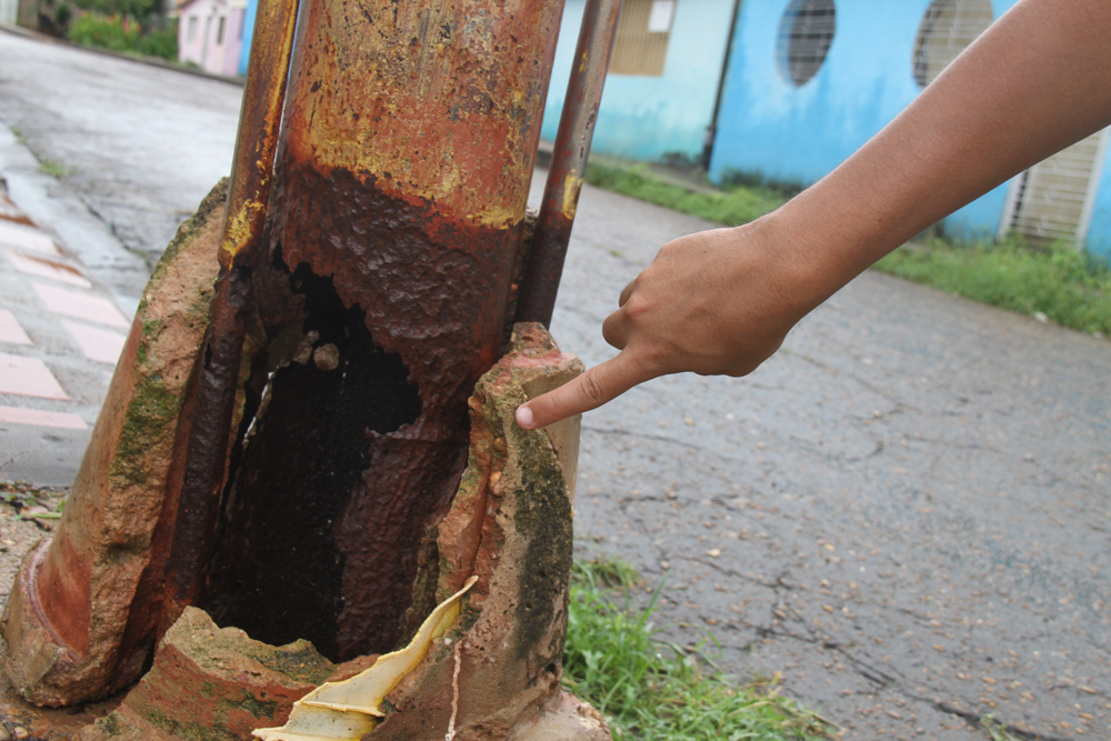 Vecinos en riesgo por poste a punto de caer en Colinas de Paramaconi