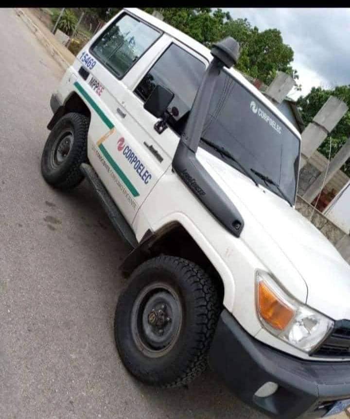 El funcionario de Corpoelec regresaba a su residencia, ubicada en la dirección mencionada y estaba acompañado de su esposa, cuando fue sometido a entregar la camioneta.