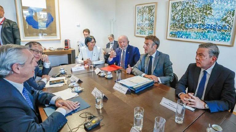 La vicepresidenta Ejecutiva de la República, Delcy Rodríguez, sostuvo este lunes una reunión con el opositor Gerardo Blyde, jefe negociador de la Plataforma Unitaria; en Bruselas, Bélgica. La reunión se lleva a cabo en el marco de la III Cumbre de jefes de Estado y de Gobierno de la Comunidad de Estados Latinoamericanos y Caribeños (Celac) y la Unión Europea (UE).