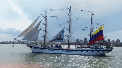 200 embarcaciones pesqueras participan en el desfile por el Bicentenario de la Batalla Naval del Lago