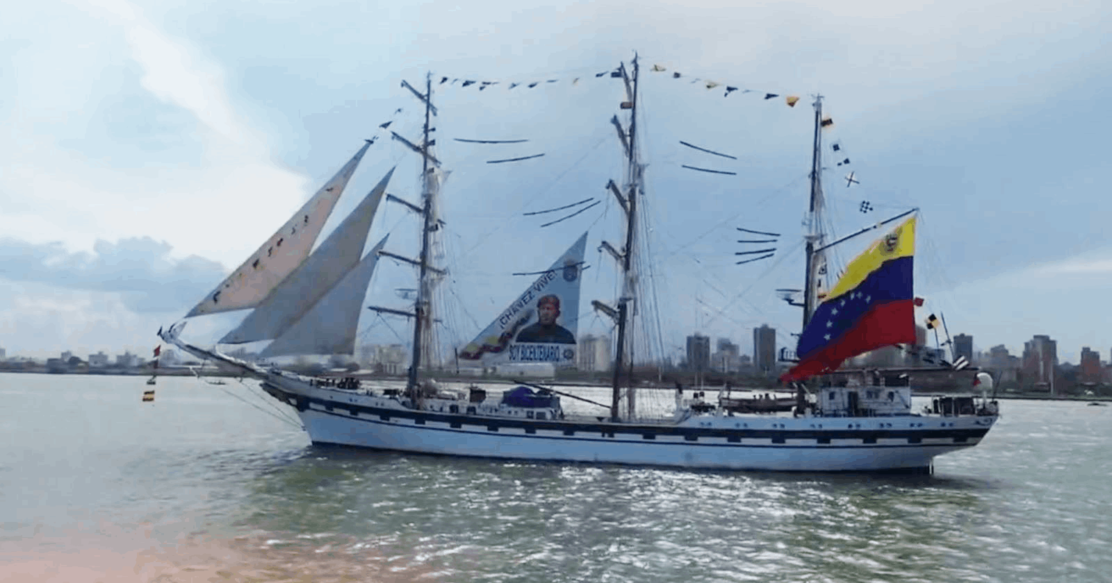 200 embarcaciones pesqueras participan en el desfile por el Bicentenario de la Batalla Naval del Lago