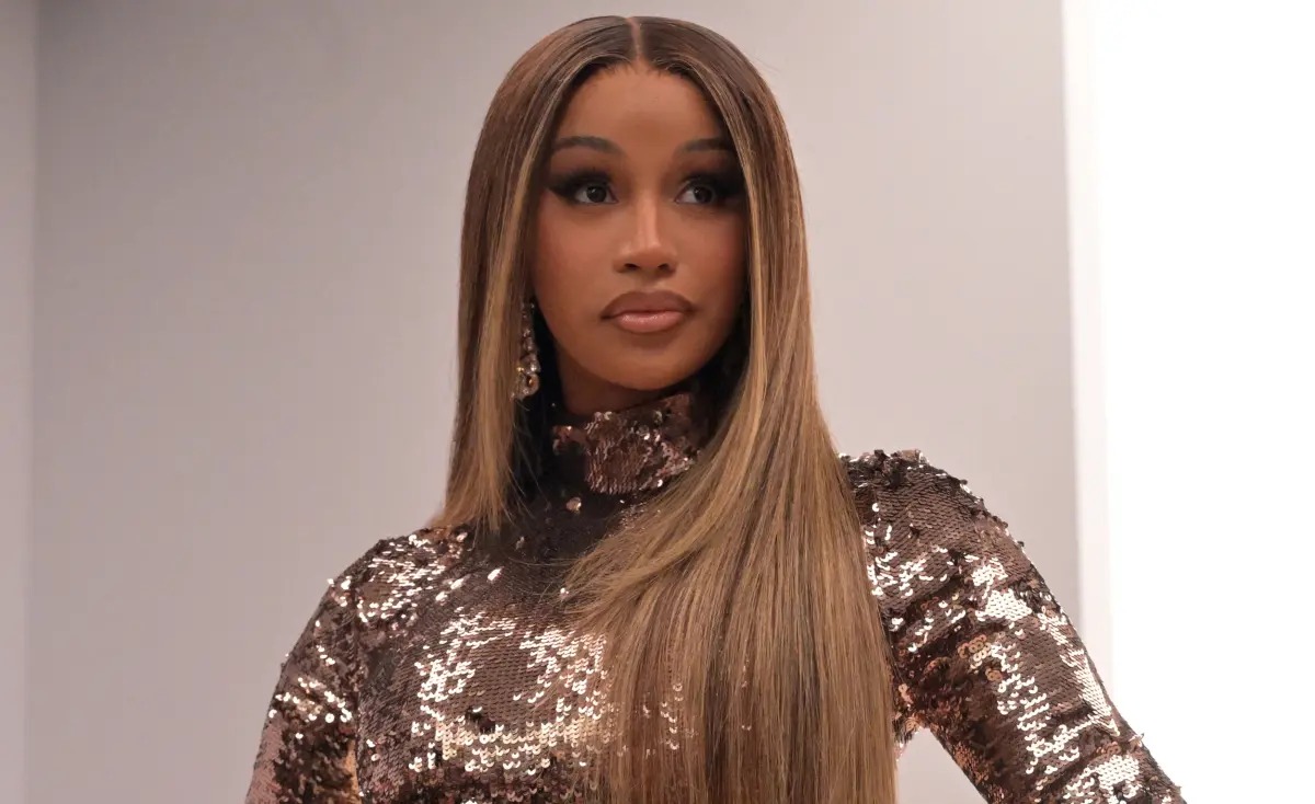 Cardi B se enfada en pleno concierto y le lanza un micrófono a un fan
