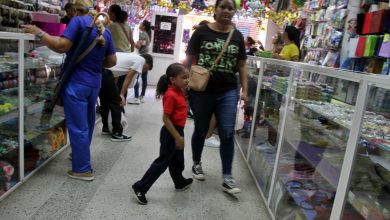 Mercerías abarrotadas por compras para las promociones de grado