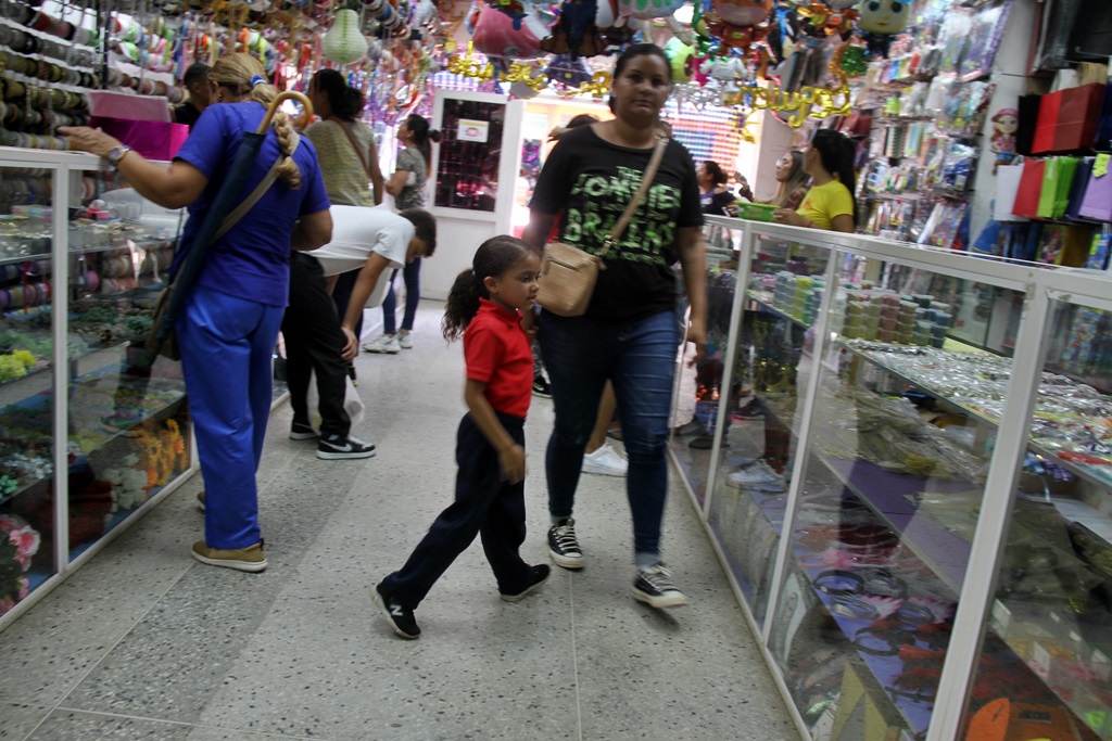Mercerías abarrotadas por compras para las promociones de grado