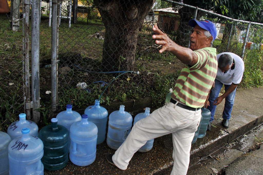 Más de 10 días sin agua tienen vecinos de Alberto Ravell