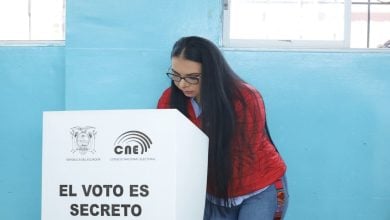 “Hoy gana la democracia, hoy gana Ecuador”, dijo Atamaint, quien destacó que por primera vez habrá paridad de género en los binomios presidenciales. En total, 96.000 militares y policías se han desplegado en los 4.000 recintos electorales. Este domingo se elige al sucesor de Lasso y a 137 miembros de la Asamblea Nacional (Congreso unicameral). Además, se realizarán dos consultas populares sobre petróleo y minería, impulsadas por colectivos ambientalistas. Atamaint destacó el apoyo de las Fuerzas Armadas y la Policía "para tener unos comicios seguros con paz y sin violencia". Ocho candidatos presidenciales, una mujer y siete hombres, buscan suceder en el poder a Lasso, en unos comicios marcados por la incertidumbre social. El ganador de la contienda electoral estará en funciones hasta mayo de 2025, cuando debía terminar el mandato de Lasso. Con información de TeleSur