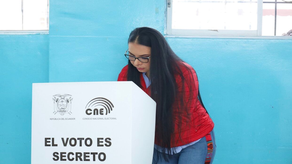 “Hoy gana la democracia, hoy gana Ecuador”, dijo Atamaint, quien destacó que por primera vez habrá paridad de género en los binomios presidenciales. En total, 96.000 militares y policías se han desplegado en los 4.000 recintos electorales. Este domingo se elige al sucesor de Lasso y a 137 miembros de la Asamblea Nacional (Congreso unicameral). Además, se realizarán dos consultas populares sobre petróleo y minería, impulsadas por colectivos ambientalistas. Atamaint destacó el apoyo de las Fuerzas Armadas y la Policía "para tener unos comicios seguros con paz y sin violencia". Ocho candidatos presidenciales, una mujer y siete hombres, buscan suceder en el poder a Lasso, en unos comicios marcados por la incertidumbre social. El ganador de la contienda electoral estará en funciones hasta mayo de 2025, cuando debía terminar el mandato de Lasso. Con información de TeleSur