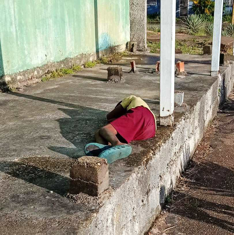Reportan niños durmiendo y deambulando en las calles de Los Godos