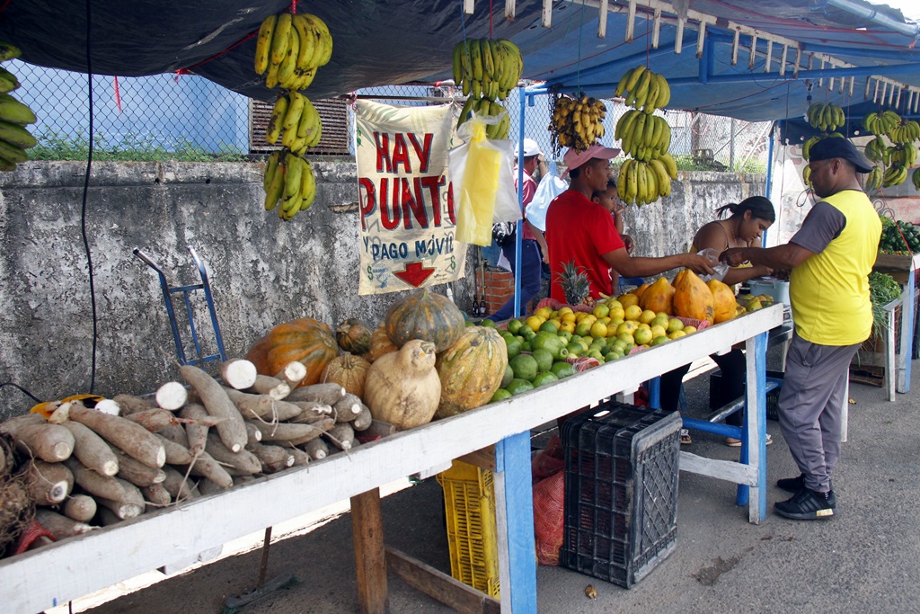 En Paramaconi compran «lo que pueden» de frutas y hortalizas