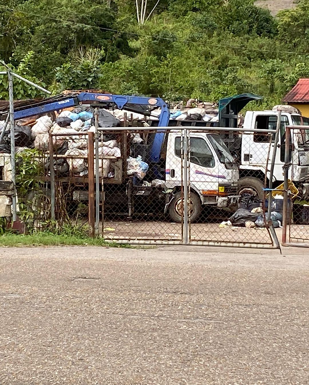 Talleres municipales de Caripe convertidos en un Basurero