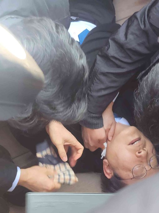 Apuñalan en el cuello al líder de la oposición de Corea del Sur