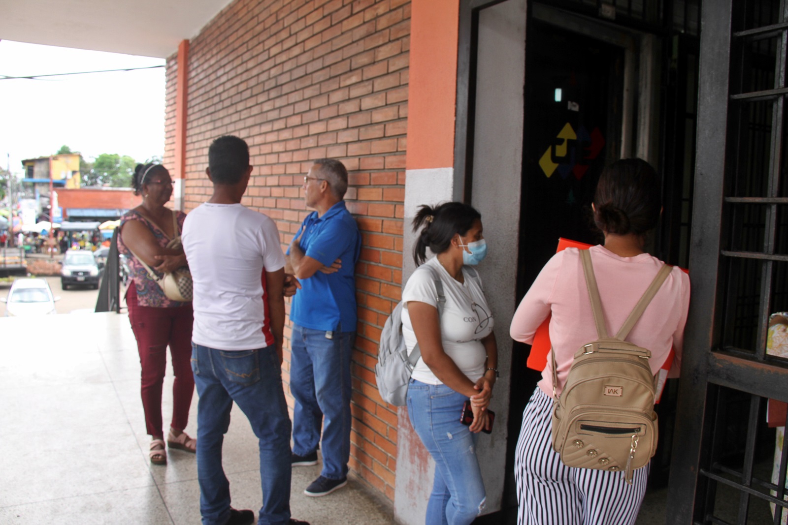 Personas a la espera de ser atendidos en el CNE