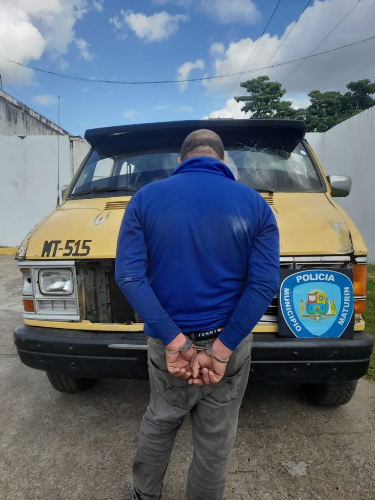 El hombre trató de escapar mientras una comisión de la Dirección de Tránsito de Polimaturín le realizaba una multa