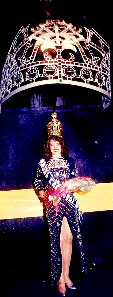 Norélika Velásquez del ‘Isnardi’ se coronó  Reina del Carnaval de Maturín 1989