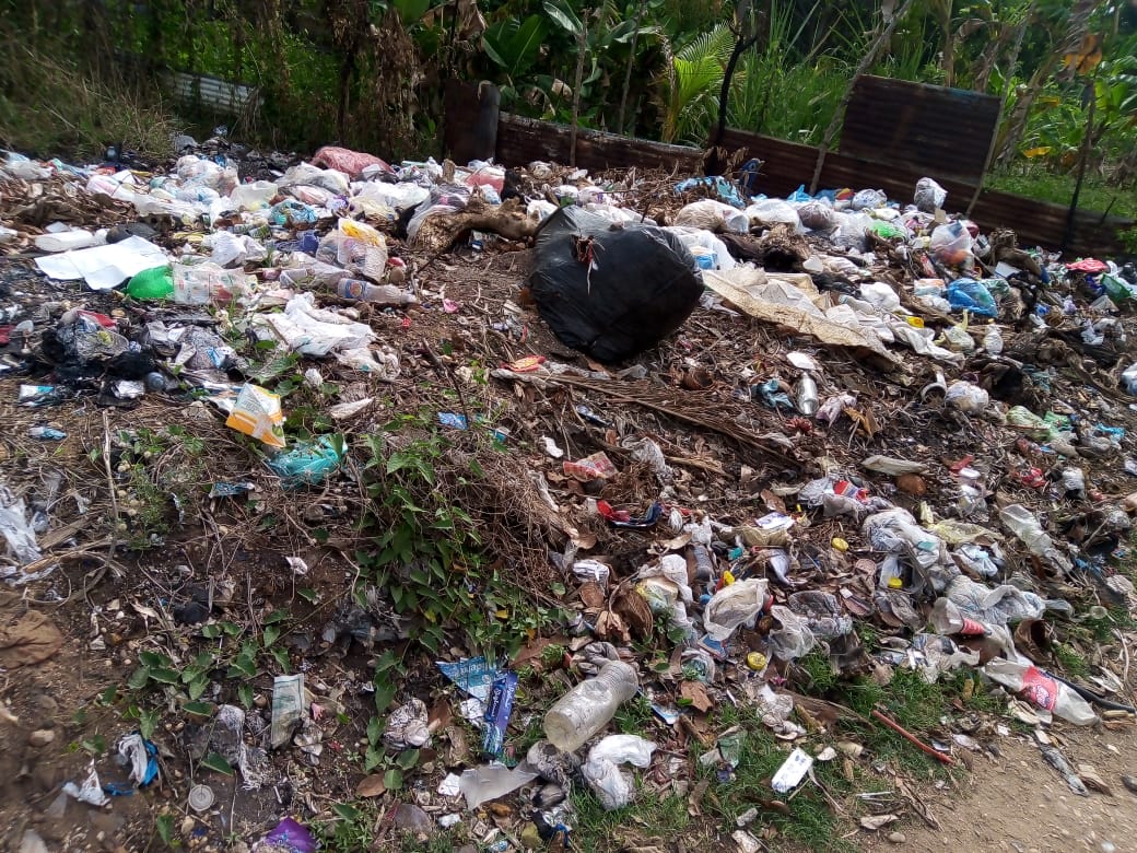 En Alto Paramaconi temen que la acumulación de basura colapse el caño por llegada de las lluvias