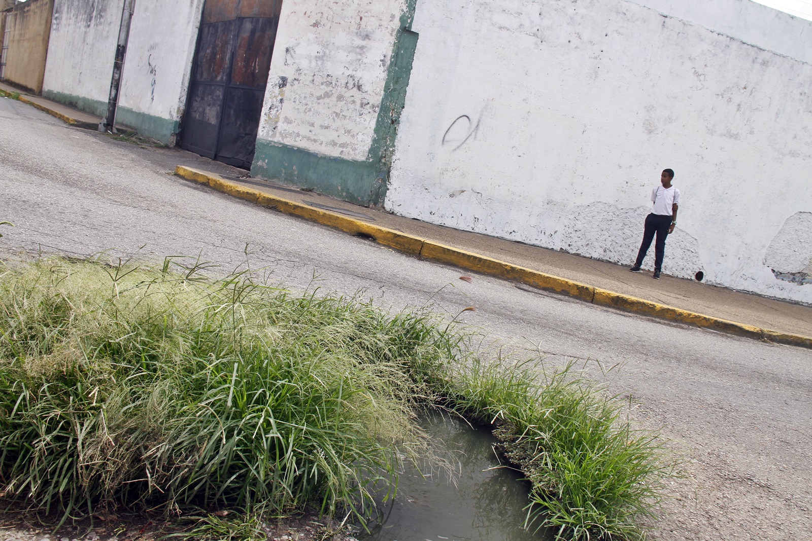 Vecinos y comerciantes denuncian colapso de aguas negras en Maturín