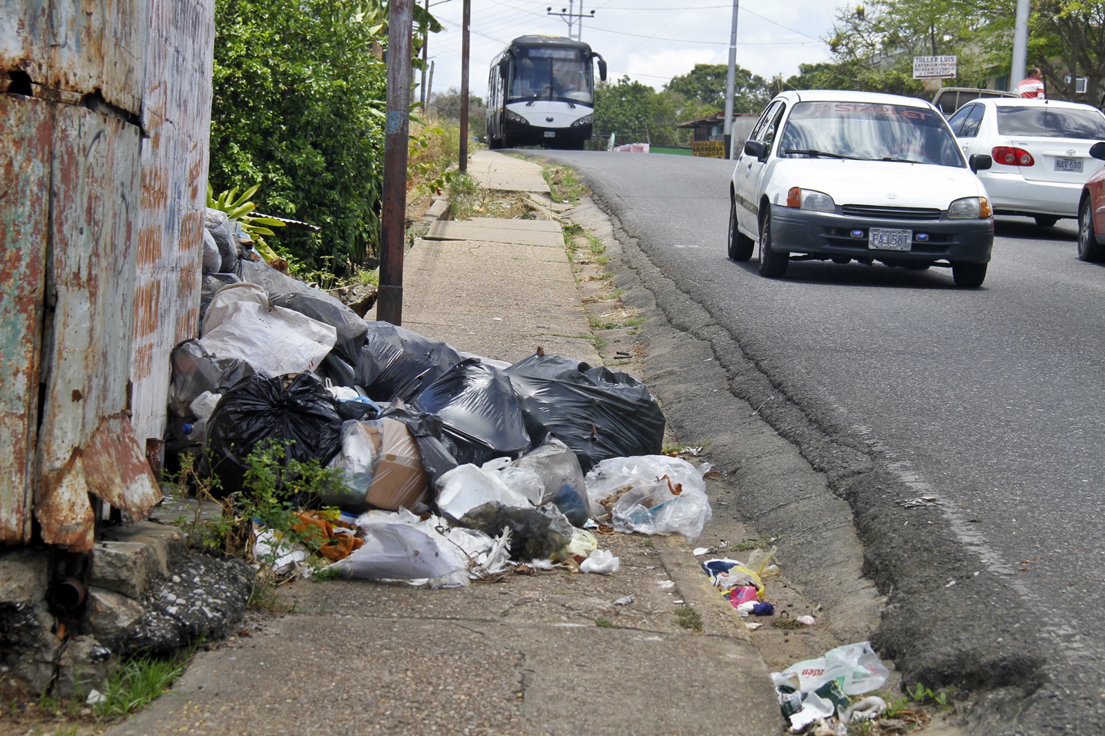 Sin cloacas y entre basura viven habitantes del Callejón Rojas