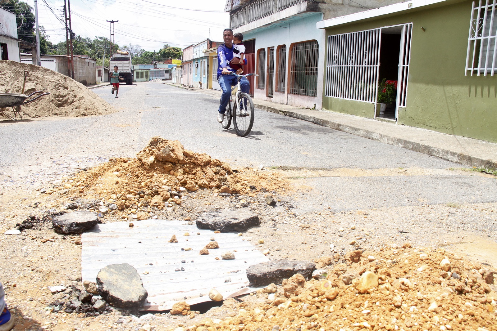 Denuncian deterioro en las calles y otros servicio públicos en el sector La Tijera