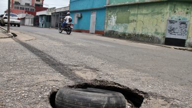 Cráter de la Av. Arrioja pone en peligro a conductores de la zona