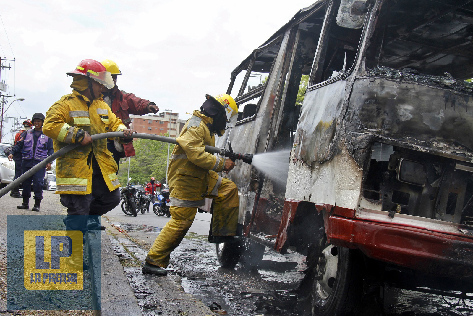 Incendio de autobús en la Libertador dejó al chofer herido