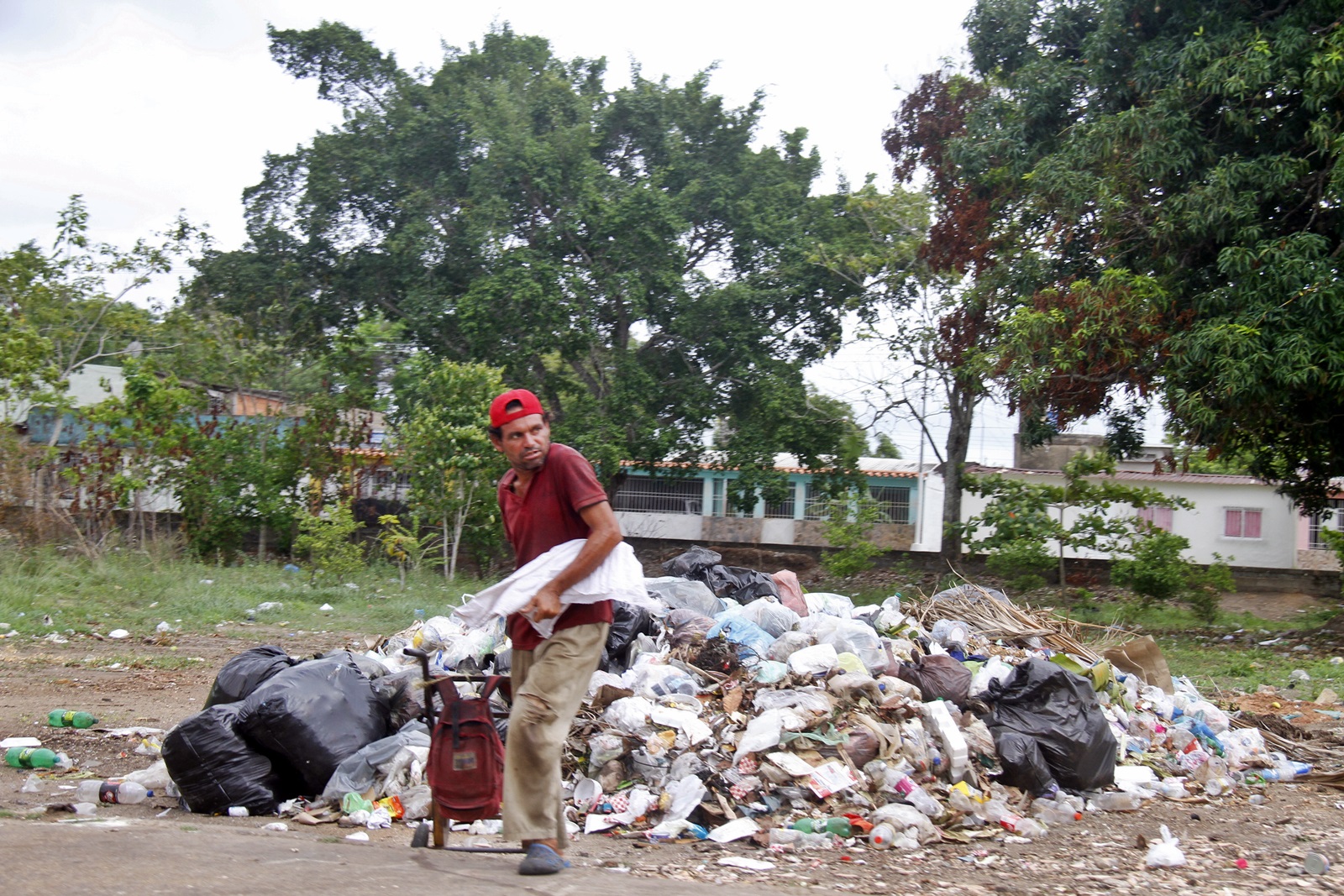 Reportan acumulación de basura en la principal de Las Cocuizas