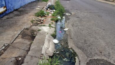 Más de un año tiene un desborde de aguas servidas en la Av. Rivas