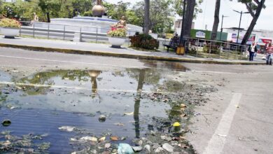 Cloacas desbordadas en la Redoma Juana "la avanzadora"