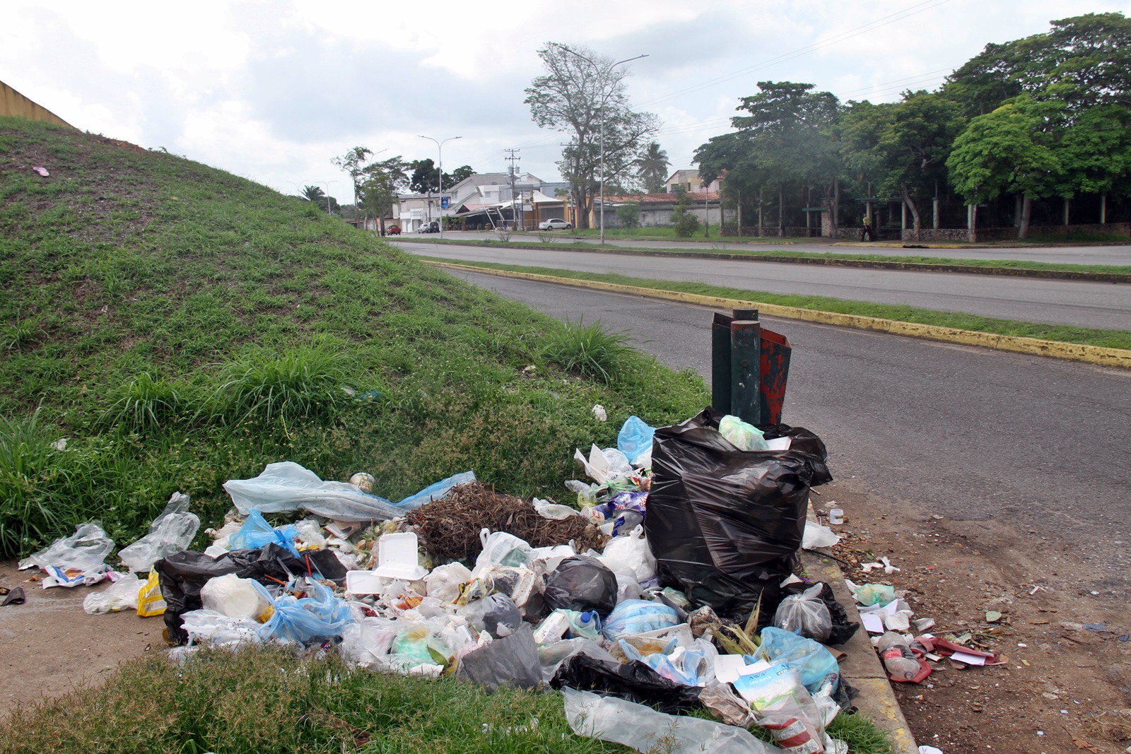 Reportan vertedero improvisado de basura en el Paseo Aeróbico de Maturín
