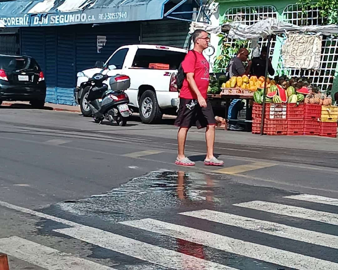 Denuncia bote de aguas blancas en la principal de La Puente