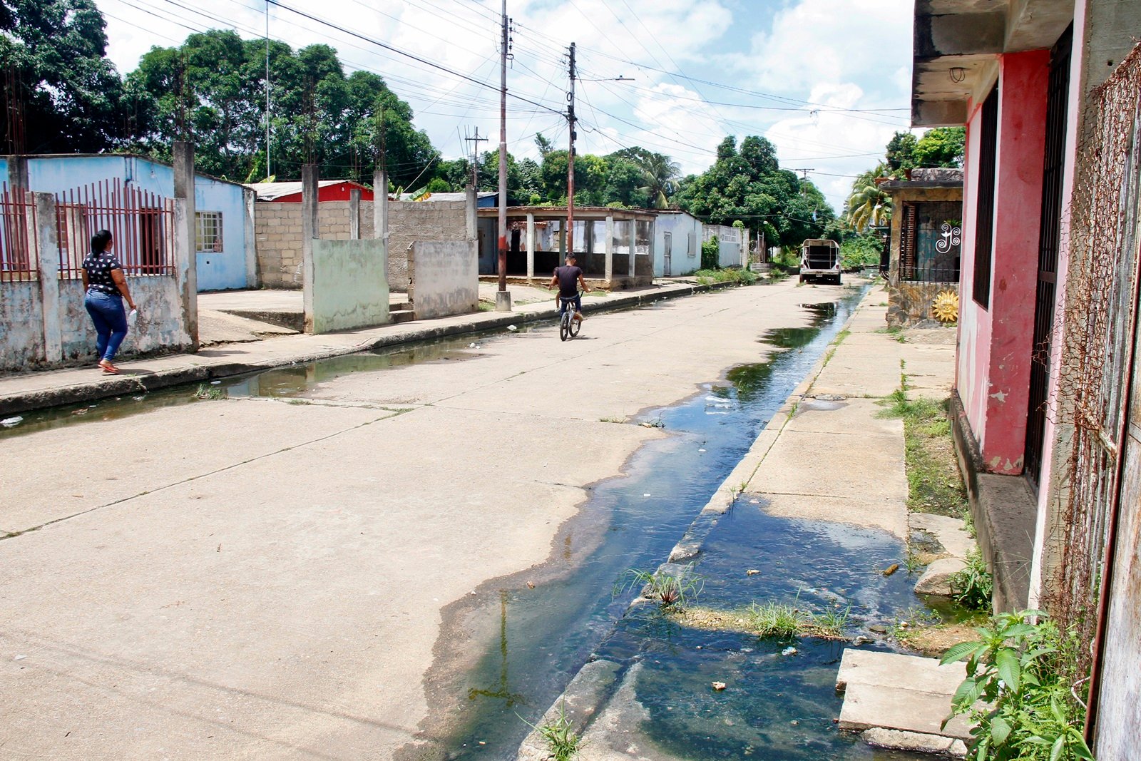 Desborde de aguas negras afecta a más de 300 familias en Brisas del Morichal