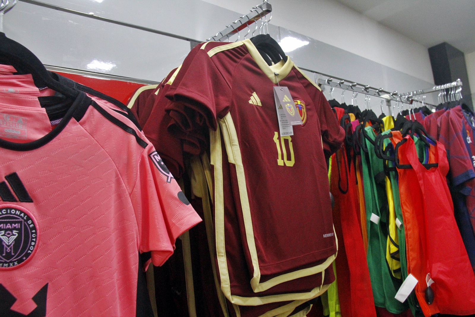 Fiebre por el Fútbol impulsan ventas en tiendas deportivas de Maturín