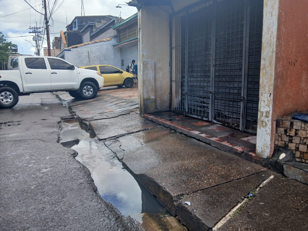 Comerciantes del mercado viejo denuncian presencia de agua servida en un local abandonado