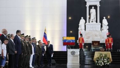 Presidente Maduro recibió con honores los restos simbólicos de Cristóbal Mendoza en el Panteón Nacional