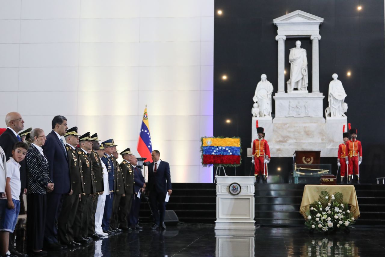 Presidente Maduro recibió con honores los restos simbólicos de Cristóbal Mendoza en el Panteón Nacional