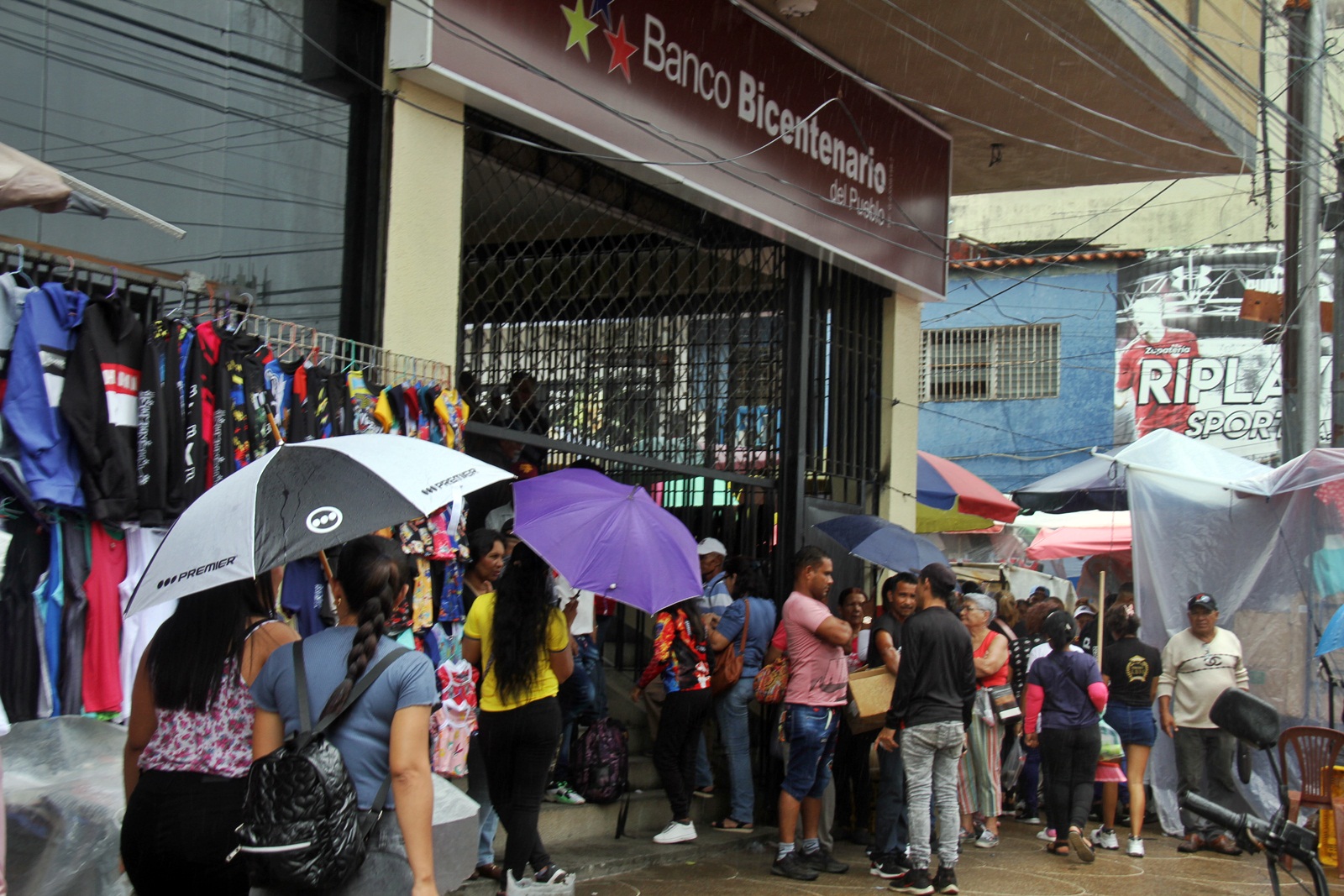 Bancos en Maturín estuvieron abarrotados de clientes este 26 julio